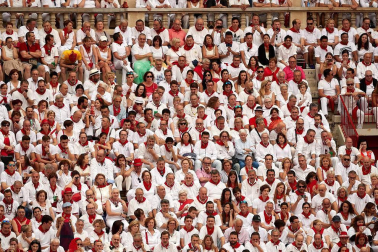 Público asistente a la Plaza de Toros de Pamplona durante la primera corrida de la Feria dle Toro 2018.
