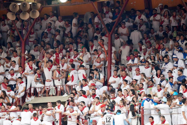 Público asistente a la Plaza de Toros de Pamplona durante la primera corrida de la Feria dle Toro 2018.