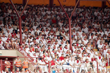 Público asistente a la Plaza de Toros de Pamplona durante la primera corrida de la Feria dle Toro 2018.