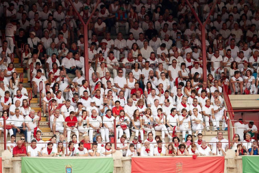 Público asistente a la Plaza de Toros de Pamplona durante la primera corrida de la Feria dle Toro 2018.