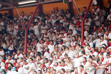 Público asistente a la Plaza de Toros de Pamplona durante la primera corrida de la Feria dle Toro 2018.