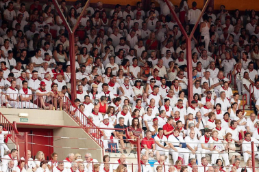 Público asistente a la Plaza de Toros de Pamplona durante la primera corrida de la Feria dle Toro 2018.