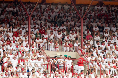 Público asistente a la Plaza de Toros de Pamplona durante la primera corrida de la Feria dle Toro 2018.