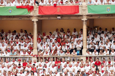 Público asistente a la Plaza de Toros de Pamplona durante la primera corrida de la Feria dle Toro 2018.