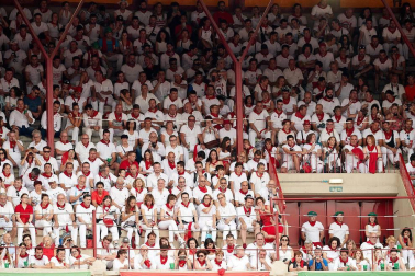Público asistente a la Plaza de Toros de Pamplona durante la primera corrida de la Feria dle Toro 2018.