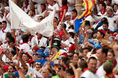 Público asistente a la Plaza de Toros de Pamplona durante la primera corrida de la Feria dle Toro 2018.