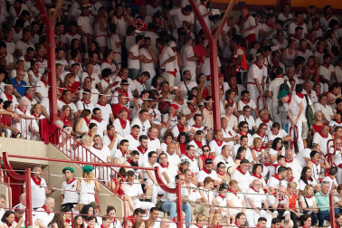 Público asistente a la Plaza de Toros de Pamplona durante la primera corrida de la Feria dle Toro 2018.