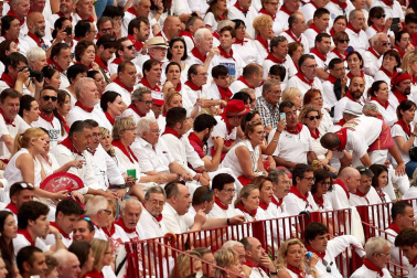 Público asistente a la Plaza de Toros de Pamplona durante la primera corrida de la Feria dle Toro 2018.