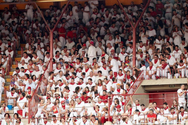 Público asistente a la Plaza de Toros de Pamplona durante la primera corrida de la Feria dle Toro 2018.