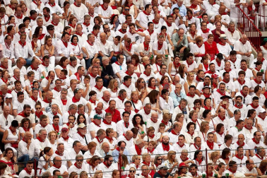 Público asistente a la Plaza de Toros de Pamplona durante la primera corrida de la Feria dle Toro 2018.