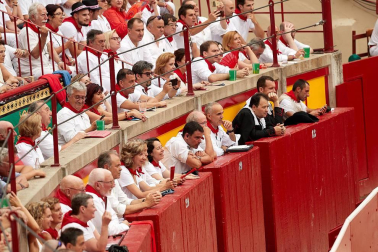 Público asistente a la Plaza de Toros de Pamplona durante la primera corrida de la Feria dle Toro 2018.