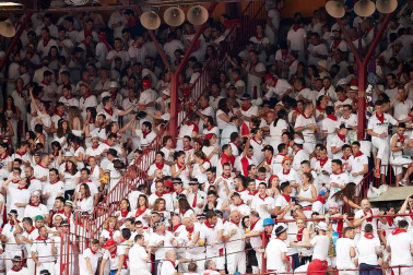 Público asistente a la Plaza de Toros de Pamplona durante la primera corrida de la Feria dle Toro 2018.