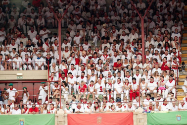 Público asistente a la Plaza de Toros de Pamplona durante la primera corrida de la Feria dle Toro 2018.