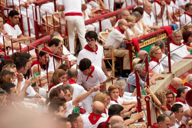 Público asistente a la Plaza de Toros de Pamplona durante la primera corrida de la Feria dle Toro 2018.