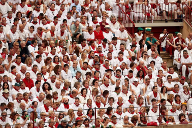 Público asistente a la Plaza de Toros de Pamplona durante la primera corrida de la Feria dle Toro 2018.