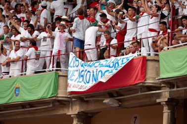 Público asistente a la Plaza de Toros de Pamplona durante la primera corrida de la Feria dle Toro 2018.