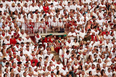 Público asistente a la Plaza de Toros de Pamplona durante la primera corrida de la Feria dle Toro 2018.