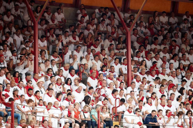 Público asistente a la Plaza de Toros de Pamplona durante la primera corrida de la Feria dle Toro 2018.