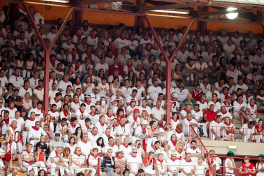 Público asistente a la Plaza de Toros de Pamplona durante la primera corrida de la Feria dle Toro 2018.