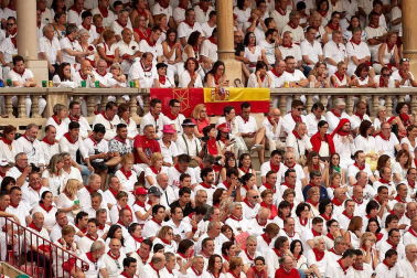 Público asistente a la Plaza de Toros de Pamplona durante la primera corrida de la Feria dle Toro 2018.