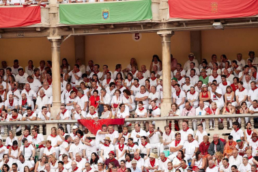 Público asistente a la Plaza de Toros de Pamplona durante la primera corrida de la Feria dle Toro 2018.