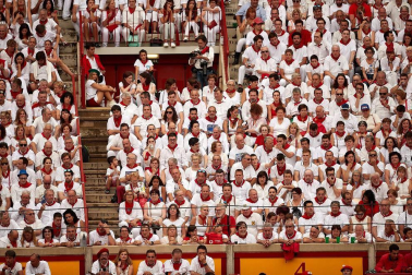Público asistente a la Plaza de Toros de Pamplona durante la primera corrida de la Feria dle Toro 2018.