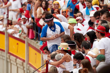 Público asistente a la Plaza de Toros de Pamplona durante la primera corrida de la Feria dle Toro 2018.
