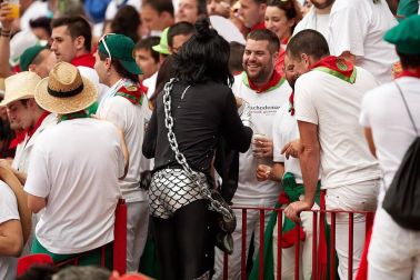 Público asistente a la Plaza de Toros de Pamplona durante la primera corrida de la Feria dle Toro 2018.