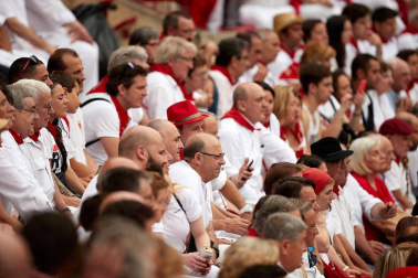 Público asistente a la Plaza de Toros de Pamplona durante la primera corrida de la Feria dle Toro 2018.