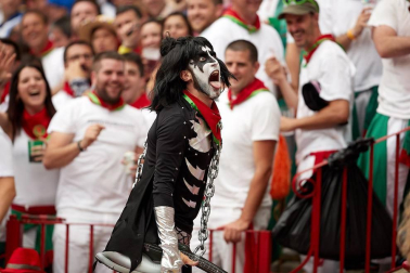 Público asistente a la Plaza de Toros de Pamplona durante la primera corrida de la Feria dle Toro 2018.