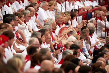 Público asistente a la Plaza de Toros de Pamplona durante la primera corrida de la Feria dle Toro 2018.