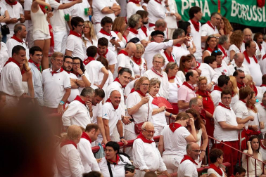 Público asistente a la Plaza de Toros de Pamplona durante la primera corrida de la Feria dle Toro 2018.