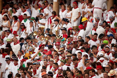 Público asistente a la Plaza de Toros de Pamplona durante la primera corrida de la Feria dle Toro 2018.