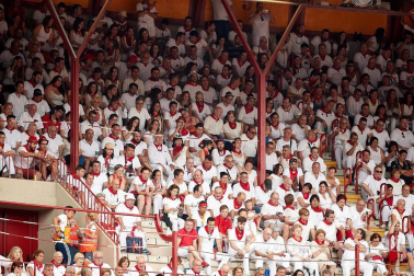 Público asistente a la Plaza de Toros de Pamplona durante la primera corrida de la Feria dle Toro 2018.