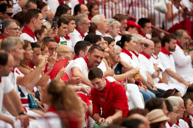Público asistente a la Plaza de Toros de Pamplona durante la primera corrida de la Feria dle Toro 2018.