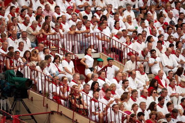 Público asistente a la Plaza de Toros de Pamplona durante la primera corrida de la Feria dle Toro 2018.