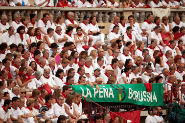 Público asistente a la Plaza de Toros de Pamplona durante la primera corrida de la Feria dle Toro 2018.