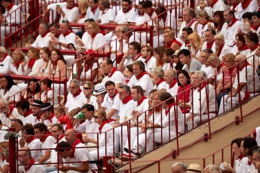 Público asistente a la Plaza de Toros de Pamplona durante la primera corrida de la Feria dle Toro 2018.