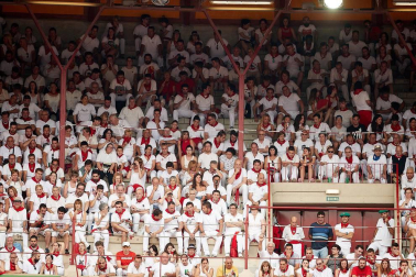 Público asistente a la Plaza de Toros de Pamplona durante la primera corrida de la Feria dle Toro 2018.