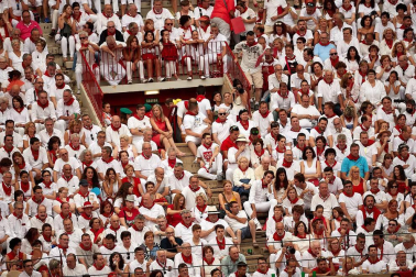 Público asistente a la Plaza de Toros de Pamplona durante la primera corrida de la Feria dle Toro 2018.