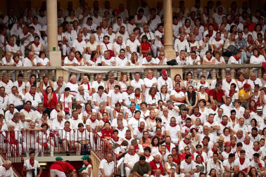 Público asistente a la Plaza de Toros de Pamplona durante la primera corrida de la Feria dle Toro 2018.