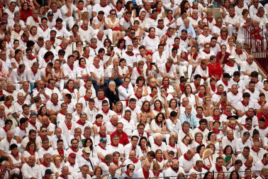 Público asistente a la Plaza de Toros de Pamplona durante la primera corrida de la Feria dle Toro 2018.