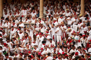 Público asistente a la Plaza de Toros de Pamplona durante la primera corrida de la Feria dle Toro 2018.
