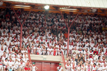 Público asistente a la Plaza de Toros de Pamplona durante la primera corrida de la Feria dle Toro 2018.