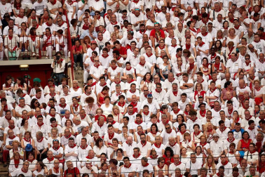 Público asistente a la Plaza de Toros de Pamplona durante la primera corrida de la Feria dle Toro 2018.