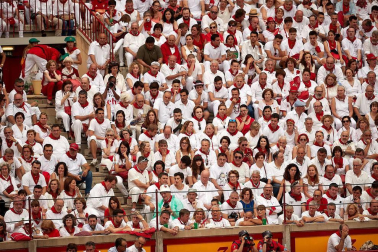 Público asistente a la Plaza de Toros de Pamplona durante la primera corrida de la Feria dle Toro 2018.