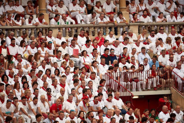Público asistente a la Plaza de Toros de Pamplona durante la primera corrida de la Feria dle Toro 2018.