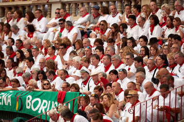 Público asistente a la Plaza de Toros de Pamplona durante la primera corrida de la Feria dle Toro 2018.