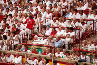 Público asistente a la Plaza de Toros de Pamplona durante la primera corrida de la Feria dle Toro 2018.