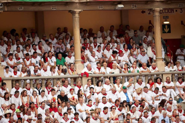 Público asistente a la Plaza de Toros de Pamplona durante la primera corrida de la Feria dle Toro 2018.